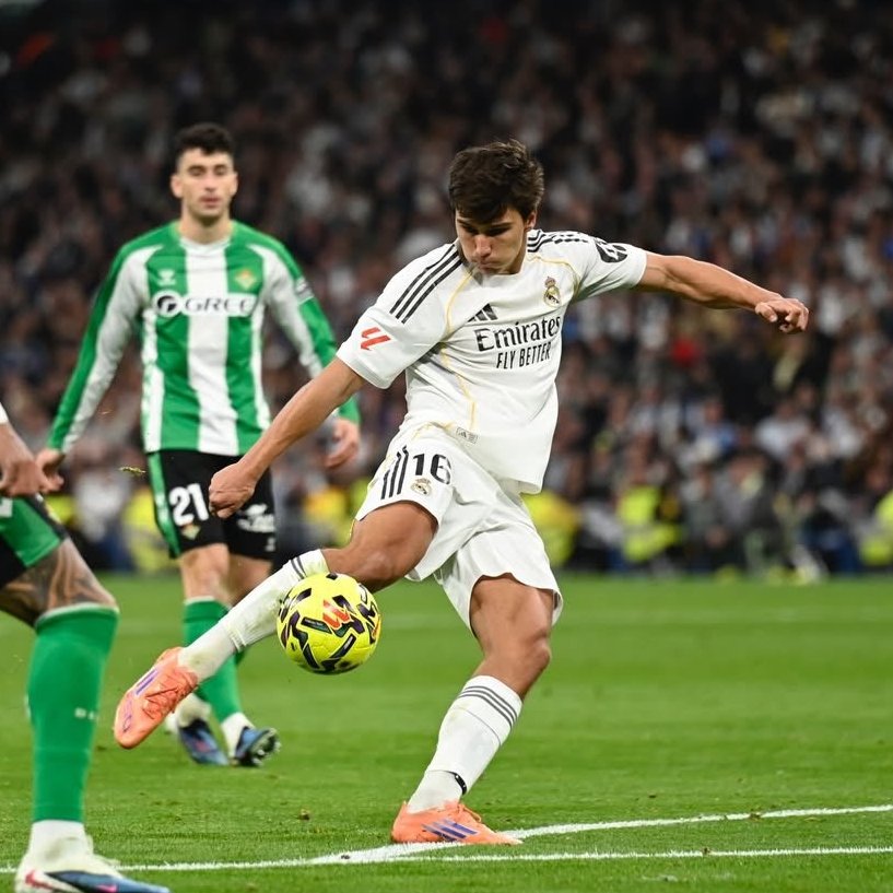 MadridXtra's tweet image. 🚨 OFFICIAL: Gonzalo García's volley is nominated for LaLiga Goal of the Month.