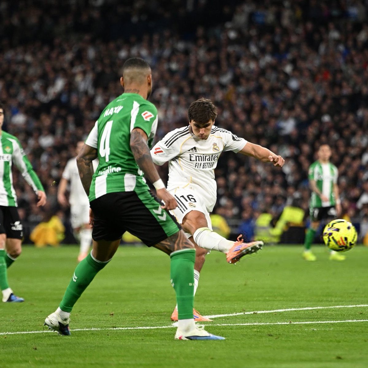 theMadridZone's tweet image. 🚨 OFFICIAL: Gonzalo Garcia's goal is nominated for La Liga Goal of the Month.