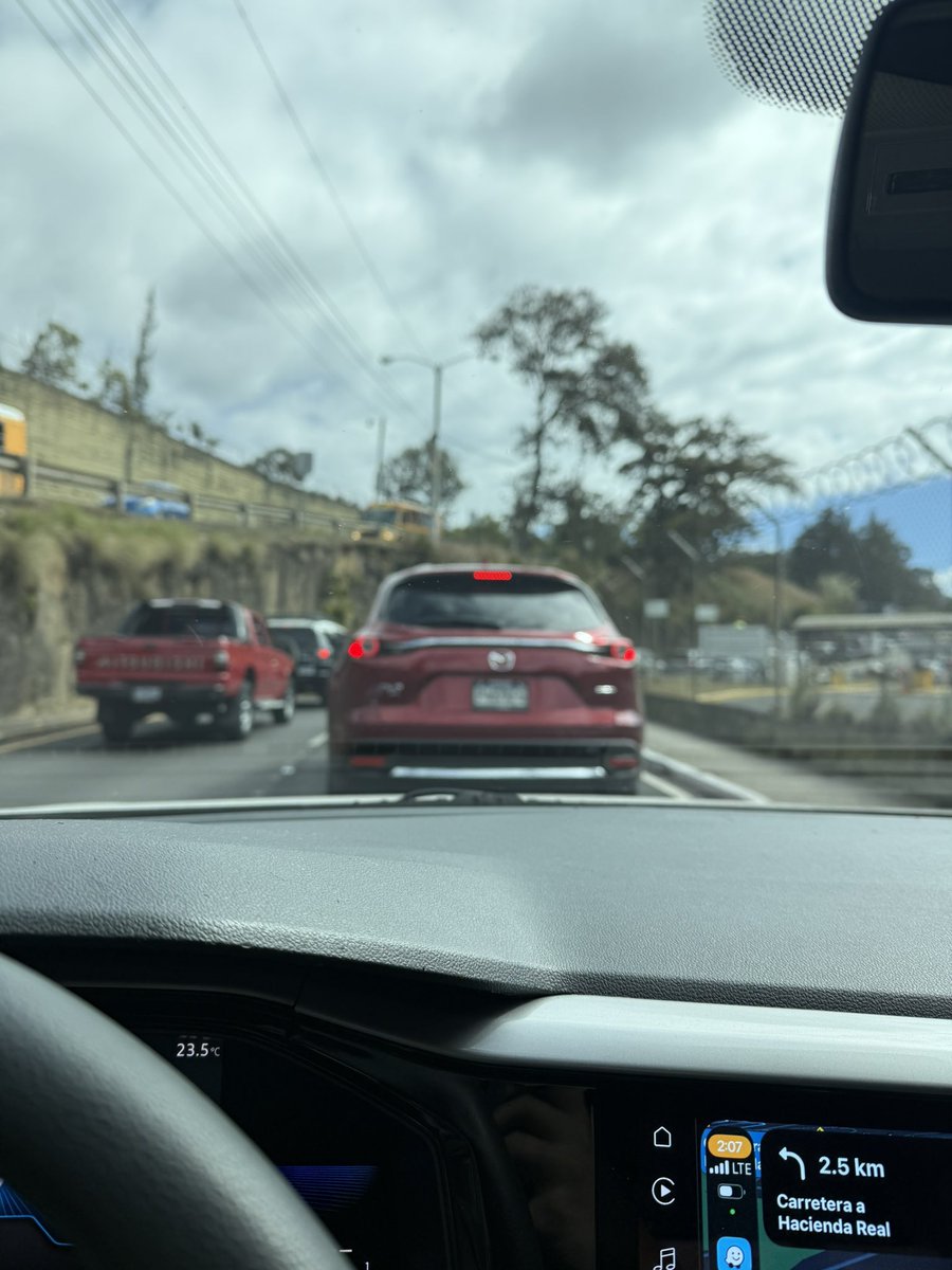 Hoy en la mañana me hice DOS HORAS a mi oficina (de z16 a z10) y de regreso ya voy por CINCUENTA MINUTOS y contando 
<a href="/muniguate/">MuniGuate</a> son unos imbéciles malnacidos de mierda