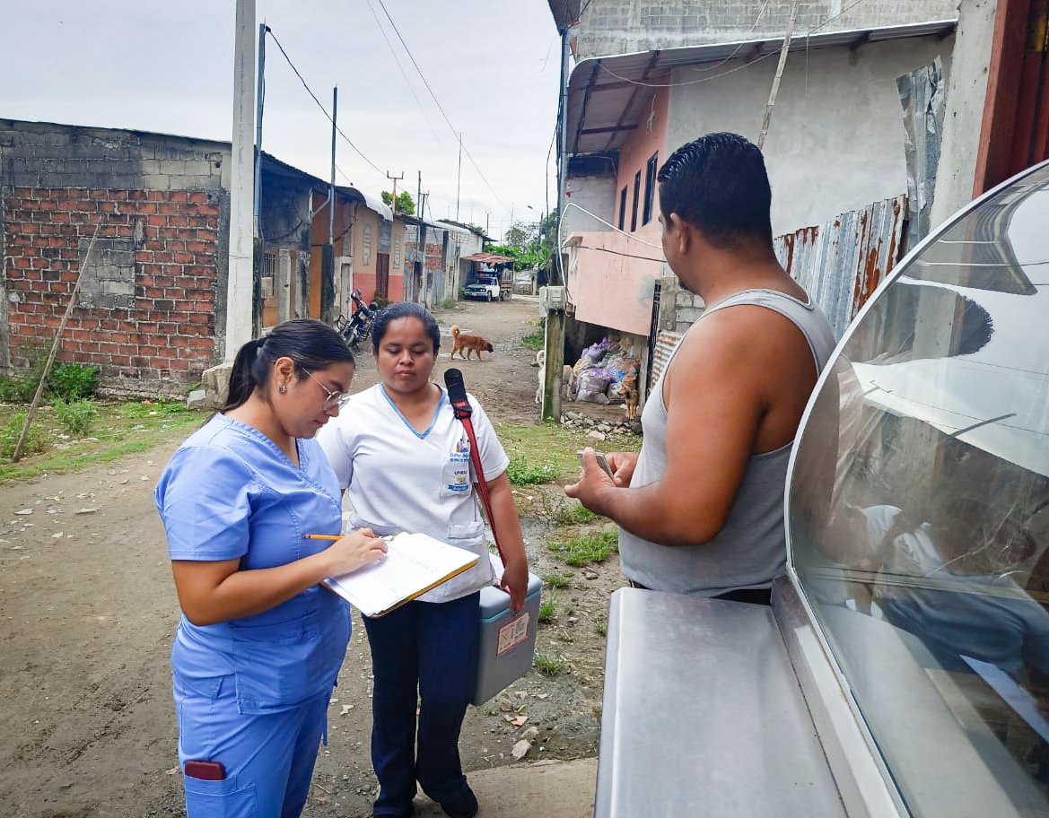 DPS_LosRios's tweet photo. Es tiempo de vacunarse contra la Influenza👩‍⚕️💉🤧

#Salitre | Nuestras brigadas de vacunación continúan recorriendo el cantón para inmunizar contra la influenza a los grupos prioritarios, protegiéndolos de las complicaciones que ocasiona esta enfermedad respiratoria. https://t.co/VK7xim5CQC
