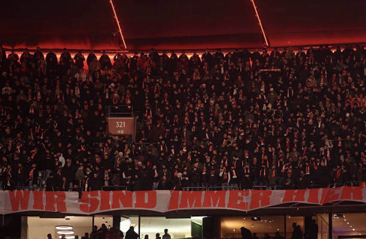 Sehr geile Aktion ! 
Die Süd steht einfach im Oberrang

Bin gespannt, ob in HZ 2 der 
Oberrang brennt 🔥

#FCBayern #ChampionsLeague #FCBUSG