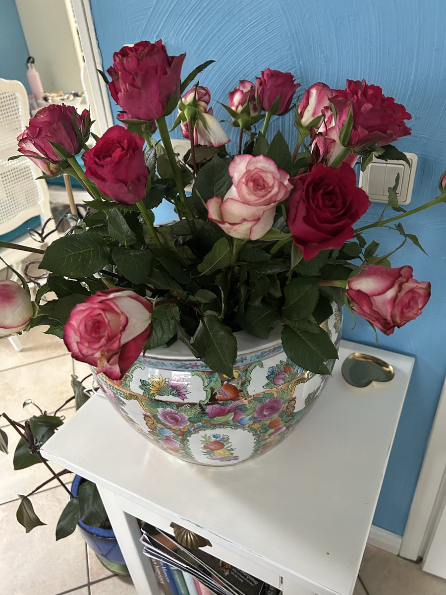 Gisteren kwam mijn zoon voor het eerst sinds Kerst, normaal komt hij elke week, maar hij was ziek. Deze beauties nam hij mee. 
Voor iedereen, die een bloemetje kan gebruiken ♥️