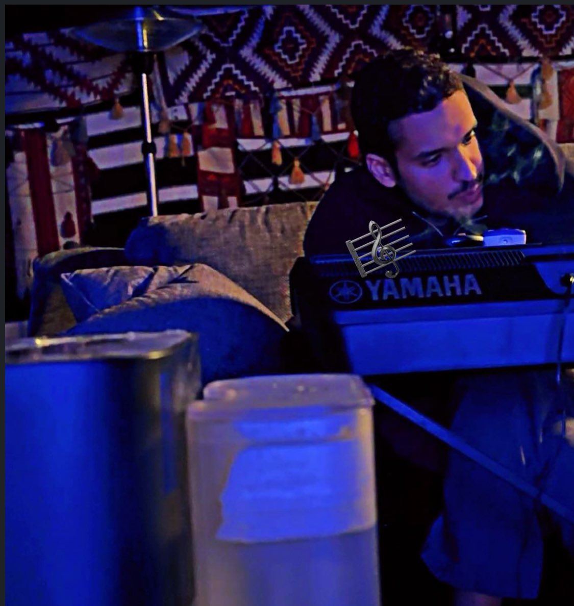 من اللي واصل قدرك وشانك؟ 
يقولون الحلى واقول وحدك 
تفردت بحلاك وفي حنانك 
كأنه خالقك ربي ماتكبر!!
سوى في العين يادرة زمانك
تسولفلي وانا اشوفك تسولف
احس ان نبرتك تعزف كمانك
عشاني تقول غني لي واغني 
#عشانينك يا عمري مو عشانك!

<a href="/YasserBuali/">Yasser Buali | ياسر بوعلي</a> 🎼❤️
#ياسر_بوعلي