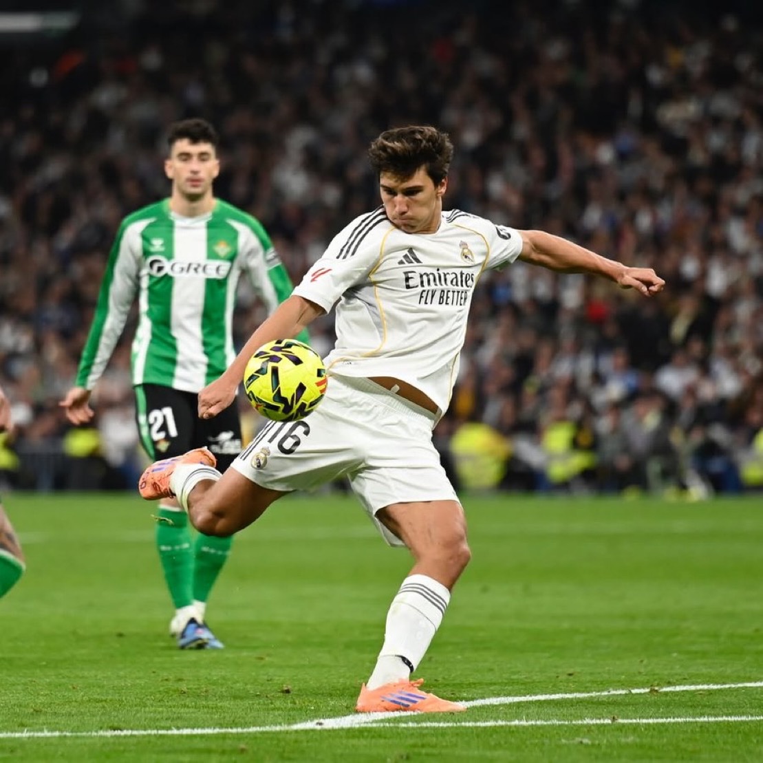 MadridUniversal's tweet image. 🚨 OFFICIAL: Gonzalo Garcia's golazo against Betis has been nominated for La Liga Goal of the Month.