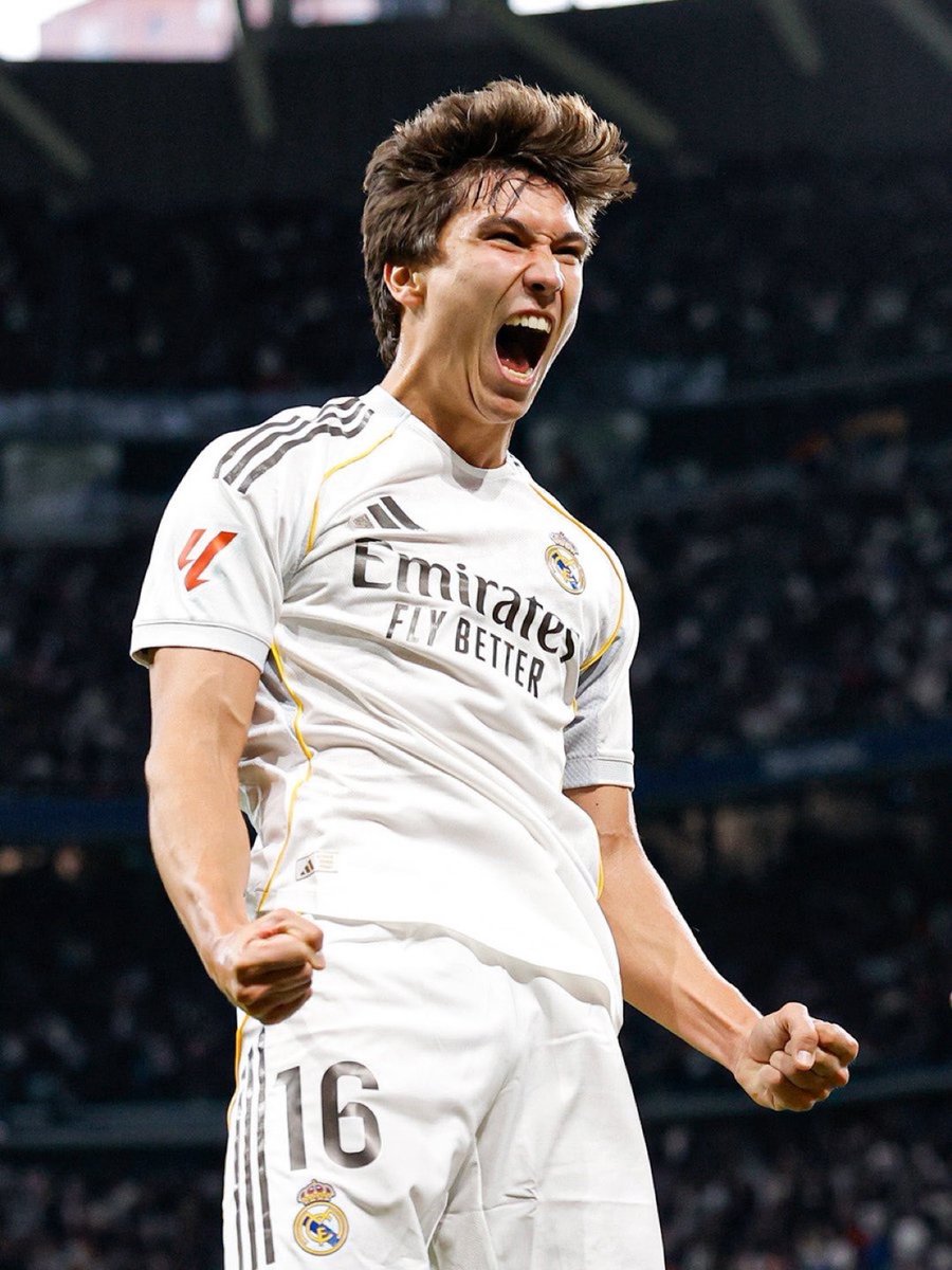 MadridUniversal's tweet image. 🚨 OFFICIAL: Gonzalo Garcia's golazo against Betis has been nominated for La Liga Goal of the Month.