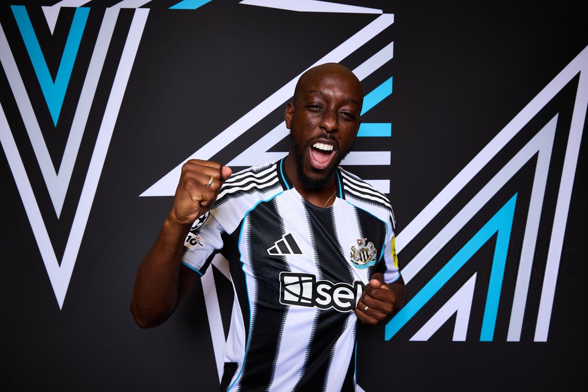 🚨 𝗣𝗥𝗘𝗠𝗜𝗘𝗥 𝗕𝗨𝗧 𝗗𝗘 𝗬𝗢𝗔𝗡𝗘 𝗪𝗜𝗦𝗦𝗔 𝗘𝗡 𝗖𝗛𝗔𝗠𝗣𝗜𝗢𝗡𝗦 𝗟𝗘𝗔𝗚𝗨𝗘 !!! 🇨🇩⚽️

L'attaquant congolais ouvre le score contre le PSV !