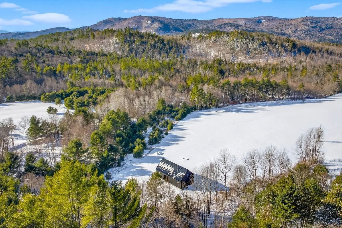 Mountain living near Sugarloaf, Saddleback, Sunday River, Mt. Abram, and Pleasant Mountain combines skiing, lakes, and a four-season lifestyle. 

Tap the link to see the full collection of properties for life on the slopes. 
buff.ly/HcXiG7K 

#SkiMaine #LuxuryHomes