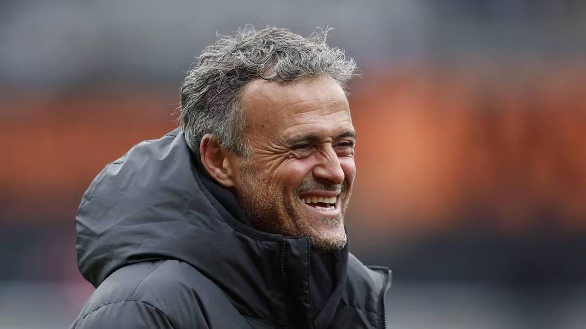 Paristeamfr's tweet photo. 🚨 Luis Enrique s'est déplacé en personne à Barcelone pour discuter et convaincre Dro Fernandez. Il lui a présenté un projet sportif que le joueur a adhéré avec enthousiasme. Il lui aurait promis du temps de jeu rapidement en Ligue 1 pour poursuivre sa progression #PSG (Sport) https://t.co/fymBWDsjAf