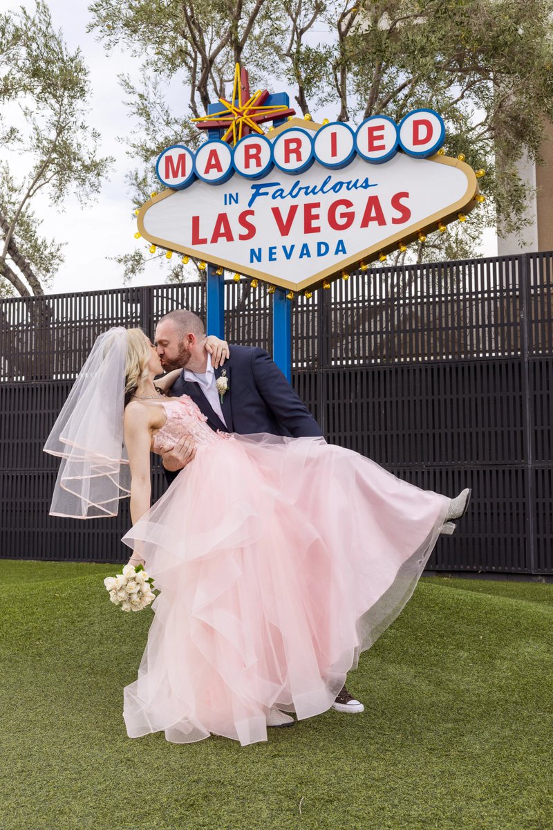 LittleChapel's tweet photo. When the blushing bride actually wears blush 💗
#lasvegaswedding #vegaswedding #weddinginspiration https://t.co/ctM1hdAwSY