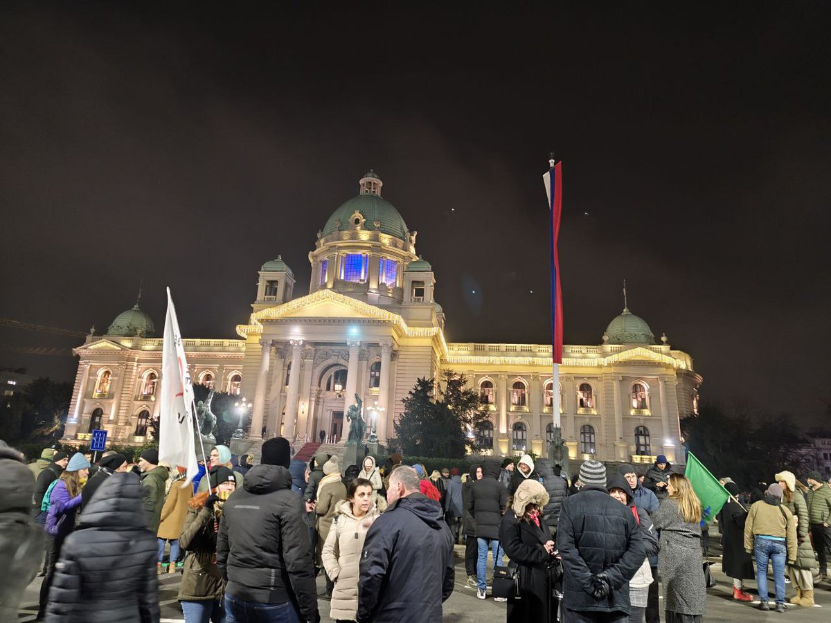 Večeras smo na protestu solidarnosti sa novosadskim studentima koji su danas brutalno izbačeni sa fakulteta. Režimsko nasilje nas neće utišati! ✊