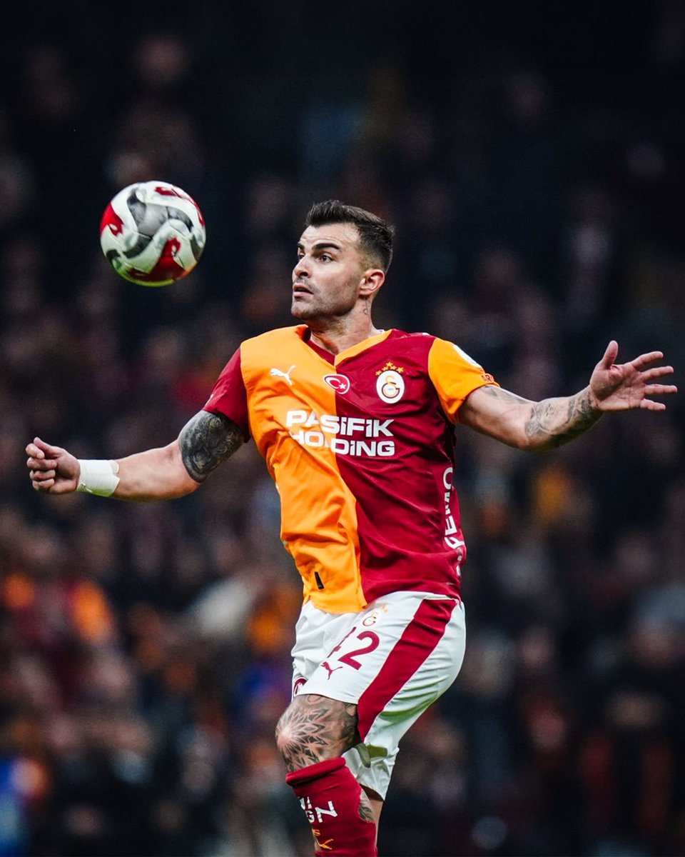 1.95'lik Sörloth'a maç boyunca 1 tane bile kafa topu vermemesi sosyal medyada gündem oldu