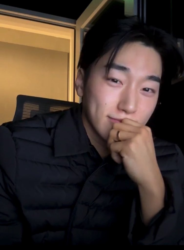 heartinsani's tweet image. my heart does a little “!!!!!!!!” when i look at his pretty face im not even joking