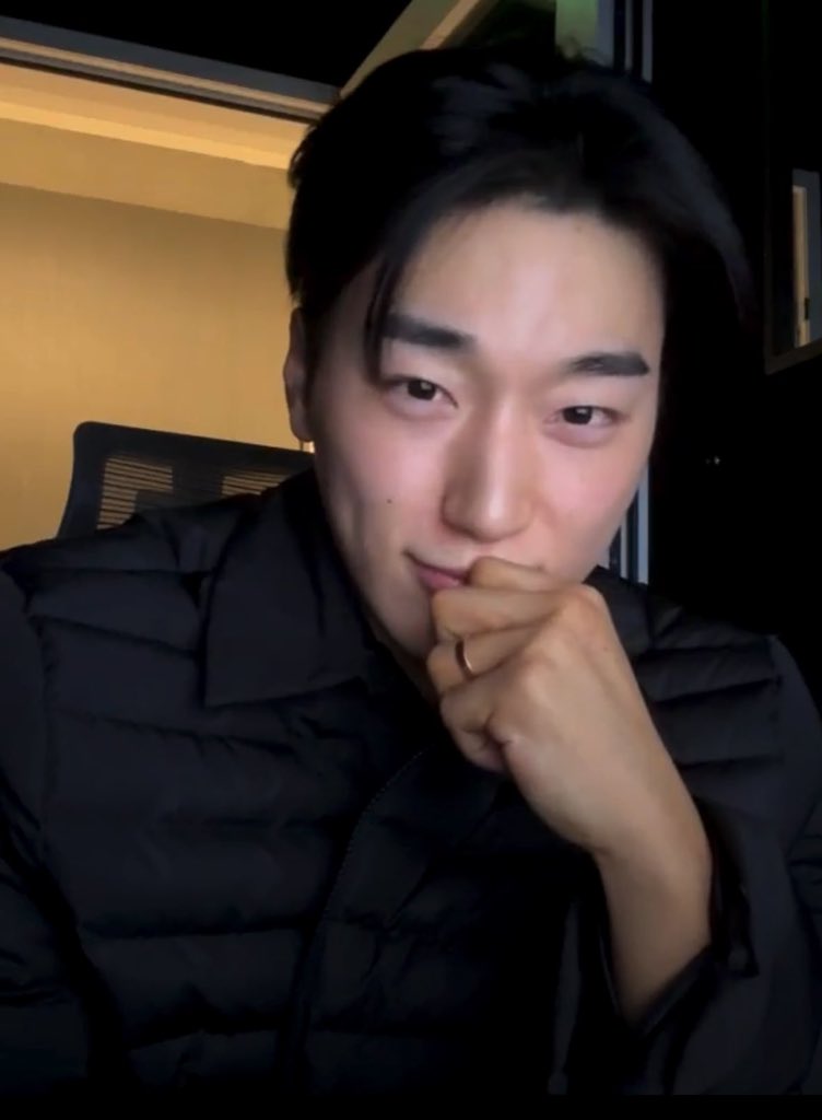 heartinsani's tweet image. my heart does a little “!!!!!!!!” when i look at his pretty face im not even joking