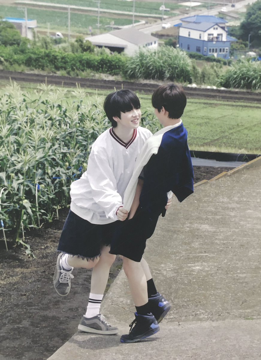 eatsaku's tweet image. everytime i see this sakuryo pic i literally want to put a bullet through my head What do you mean they framed it for their coming of age