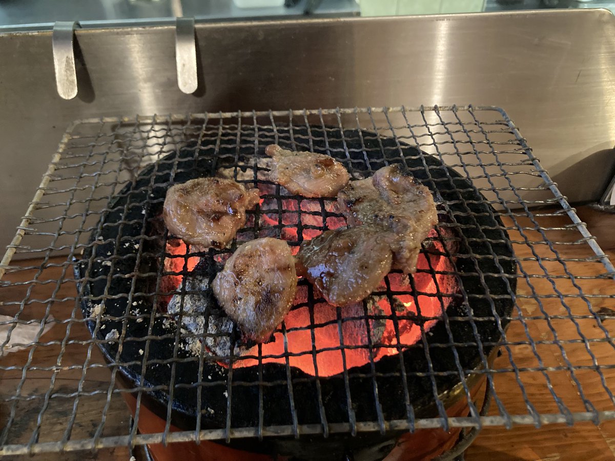 お客♡おまとめ♡オーダー ハコ座りのメルとソファーを陣取るプク。 #猫との暮らし #保護猫 #猫好き