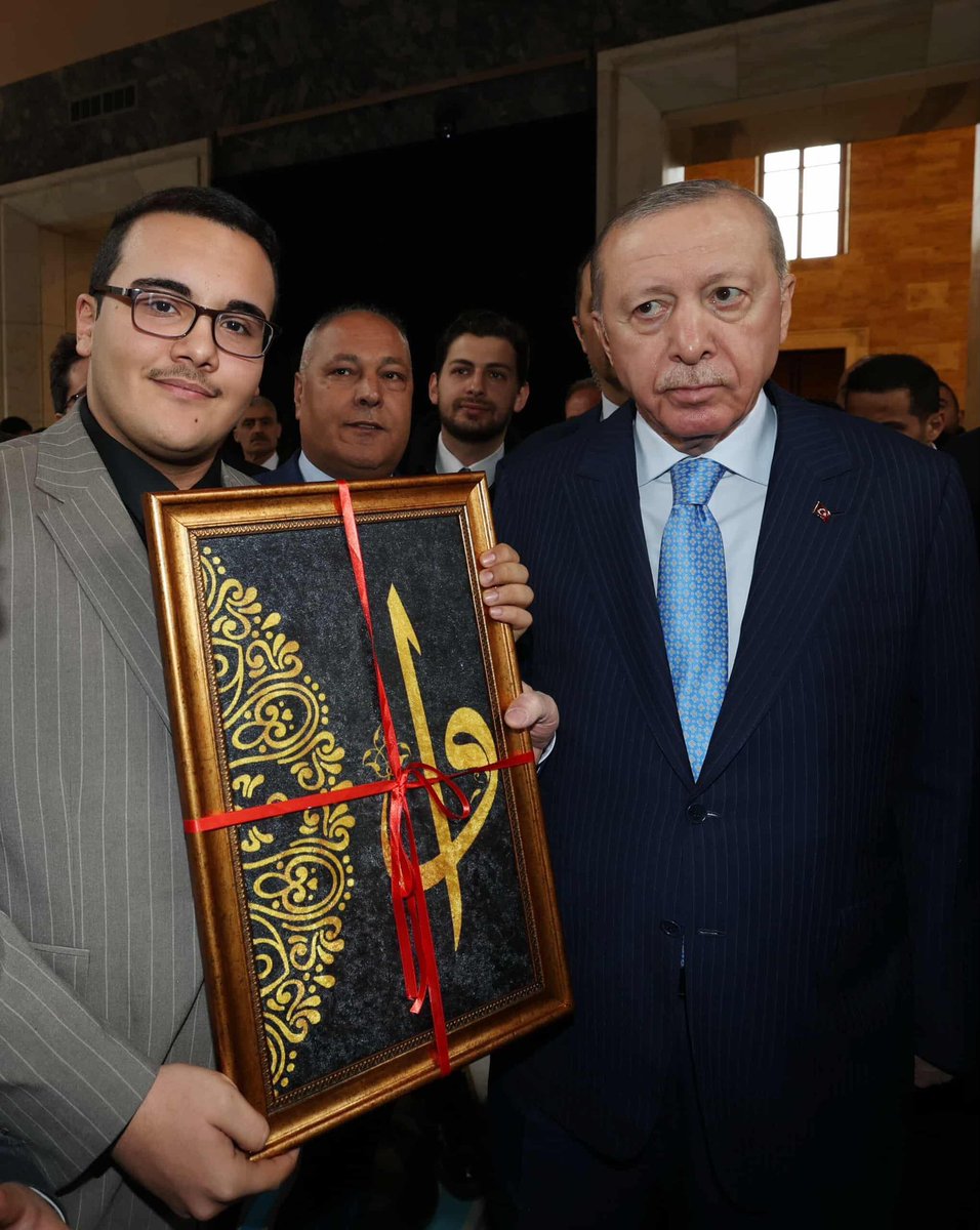 Sayın Cumhurbaşkanımız ve Genel Başkanımız Recep Tayyip ERDOĞAN ile grup toplantısı öncesi kısa bir sohbet etme imkânı bulduk.
Çalışmalarımız hakkında bilgi sunduk, hayır dualarını aldık 🇹🇷

Elif gibi dimdik,
Vav gibi mütevazı.
Bir neslin duası, bir milletin yürüyüşü❤️<a href="/RTErdogan/">Recep Tayyip Erdoğan</a>