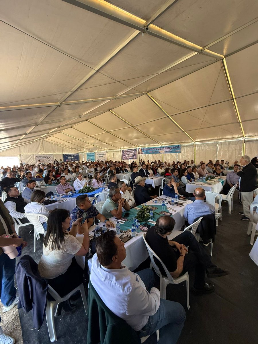 Álvaro Uribe Vélez tweet media