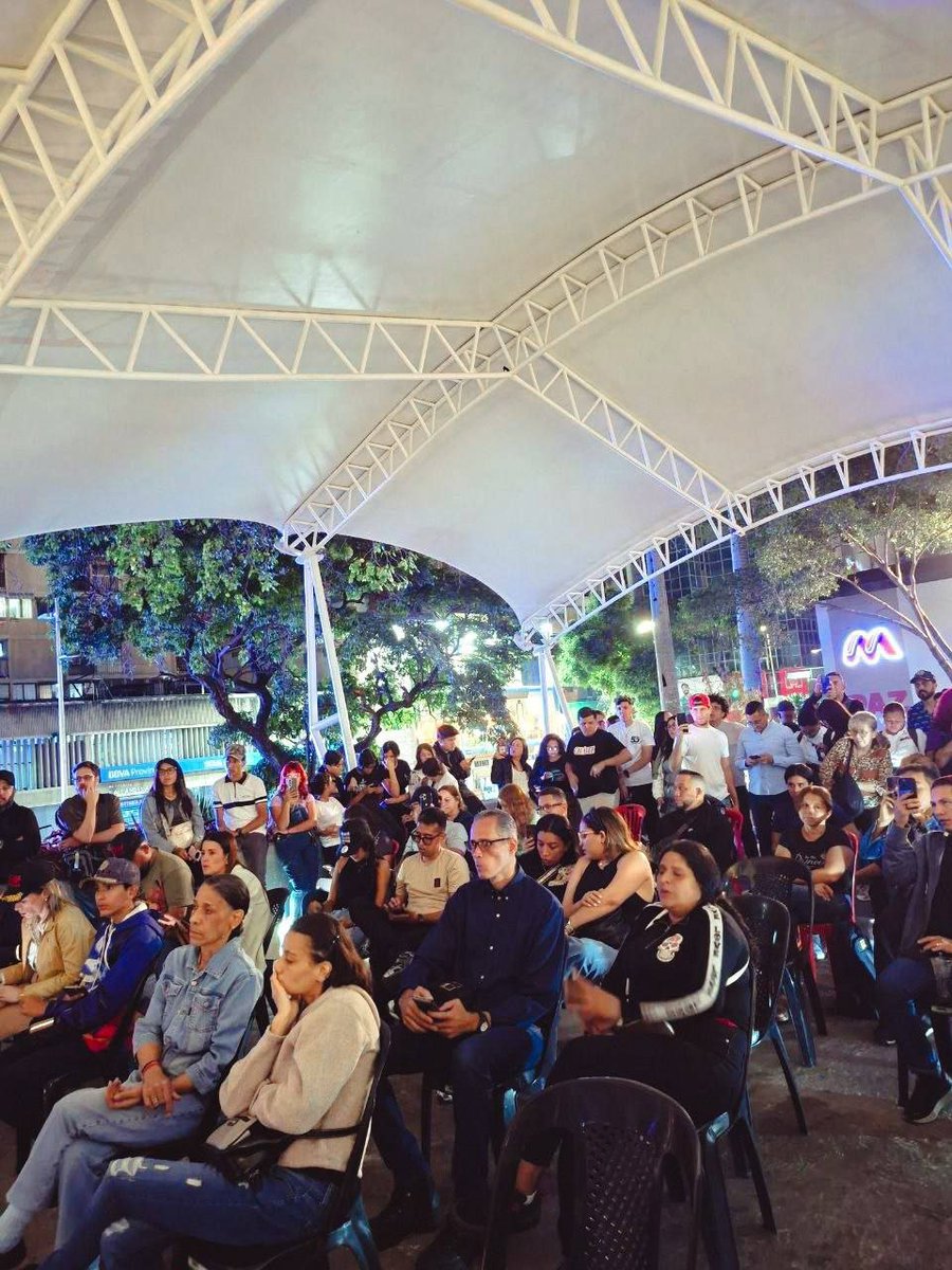 Que "dictador" tan extraño es Maduro, que el pueblo venezolano está en cada ciudad, cada pueblo y cada calle exigiendo su regreso.
Miles de actividades ha realizado el pueblo venezolano denunciando el secuestro del Presidente y su esposa Cilia Flores.
 #LosQueremosDeVuelta