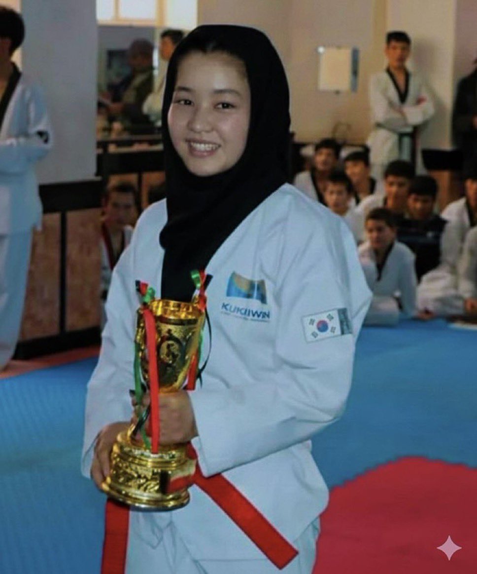 URGENTE: Ha sido condenada a muerte por lapidación en Afganistán 🇦🇫 por ser entrenadora de taekwondo 🥋 y entrenar a chicas jóvenes. Se llama Khadija Ahmadzada y solo tiene 22 años.