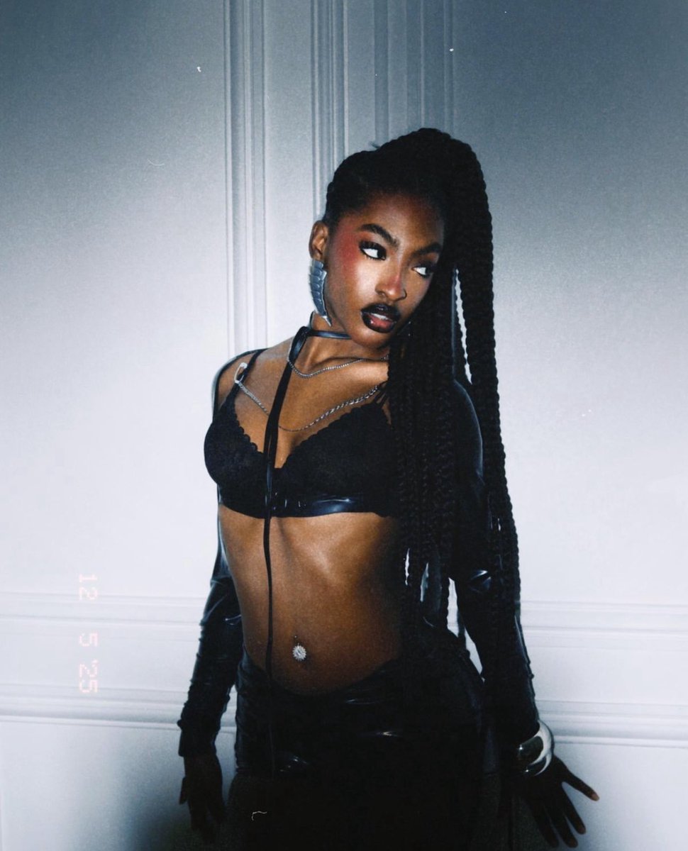 Enairood's tweet image. elle est folle y a pas à être belle comme ça