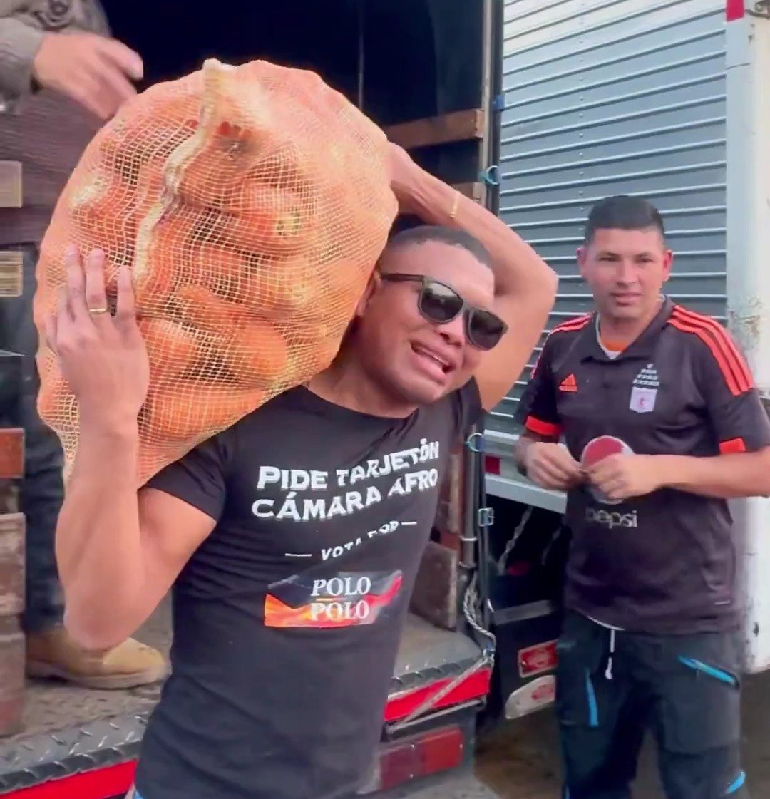 SamV1543906's tweet image. Les produce asco la gente de clase media y baja. Pero en época de elecciones fingen ser muy "humildes"