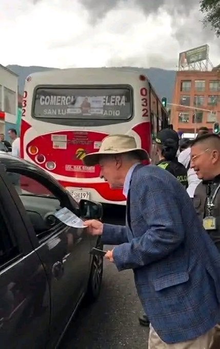 SamV1543906's tweet image. Les produce asco la gente de clase media y baja. Pero en época de elecciones fingen ser muy "humildes"