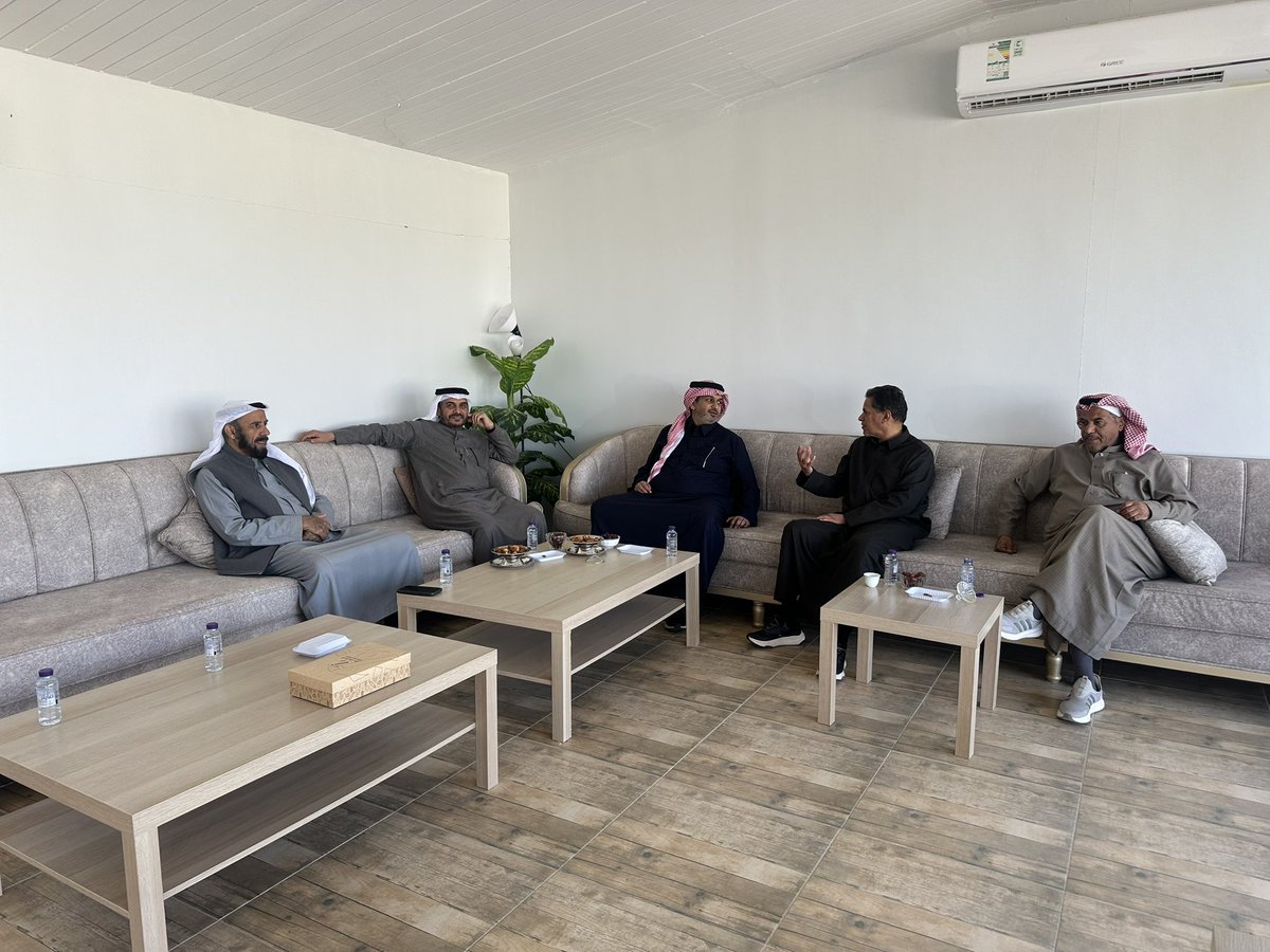 سعدنا اليوم أنا وعضو مجلس إدارة نادي أبها الأستاذ علي علوان بزيارة العزيز / فهد بن عبدالمحسن المدلج صانع أمجاد نادي الفيصلي في استراحته في حرمة وكان لقاء ثري برجل خدم الرياضة بصدق واخلاص وسعدنا بلقاء اخوانه واصدقائه