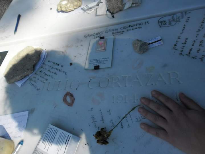 "Andábamos sin buscarnos pero sabiendo que andábamos para encontrarnos."

Rayuela
Julio Cortázar

#PedacitosDeLiteratura