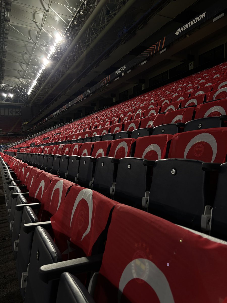 BAYRAK İNMEZ! 🇹🇷

Aston Villa maçı öncesi Şükrü Saracoğlu’ndaki her koltuğa şanlı bayrağımızı yerleştirdik.

Tüm taraftarlarımızdan ricamız; tribün disiplini ve görselliği adına sadece kendi koltuklarındaki bayrakları kullanmalarıdır.