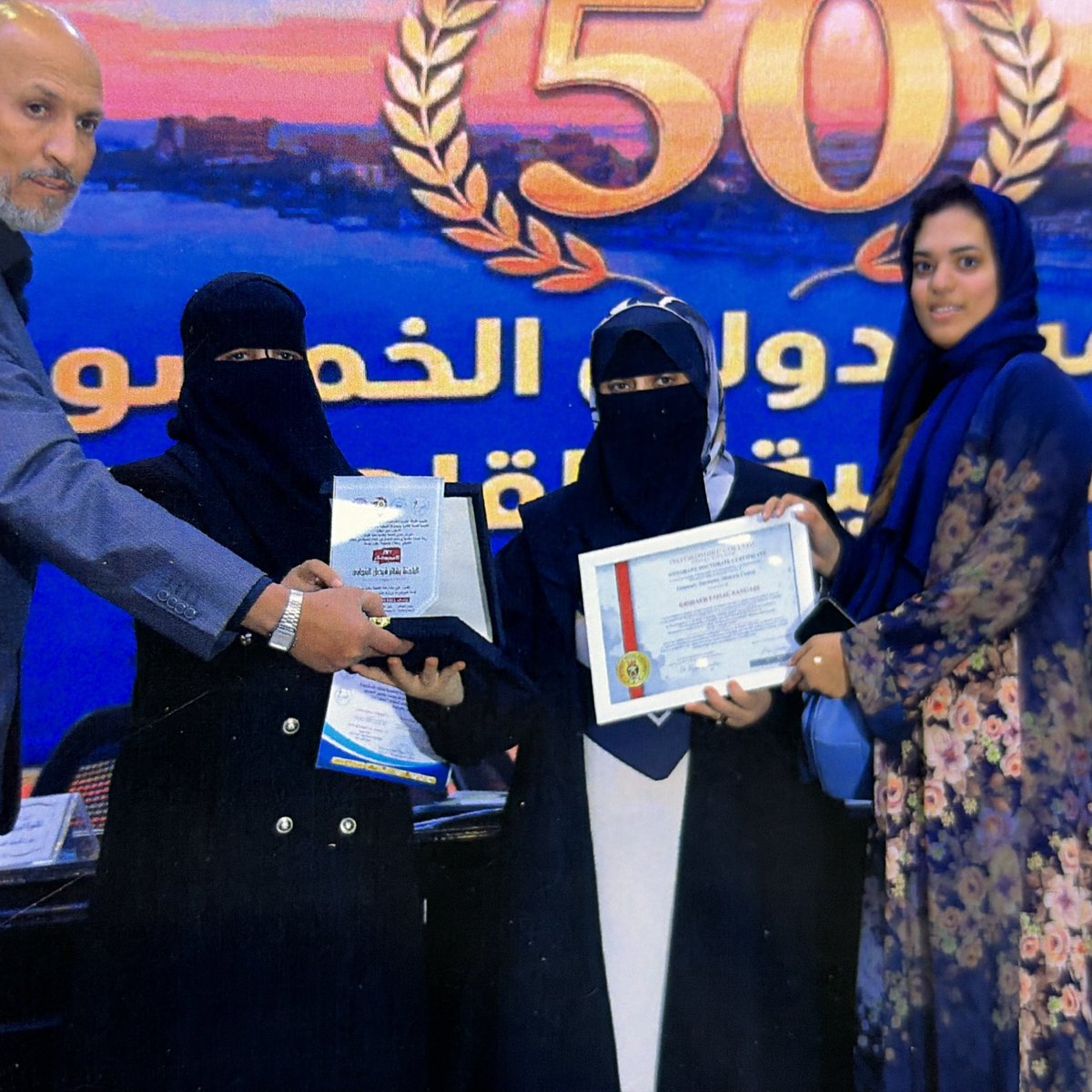 فخورة جدا اني مثّلت الوطن و انجزت ،، نفس الشعور هذا يستحق الفرحة اكثر من مرة 
الحمدلله الحمدلله حصلت على الدكتوراة الفخرية لأفصل عشرة أبحاث قدّمت في المؤتمر الدولي القاهرة للصحة النفسية