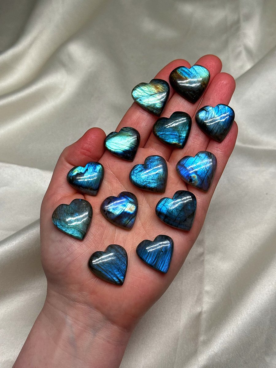 These ultra flashy Labradorite hearts are just $5.55 each!

artbyjacstudio.com/products/flash…