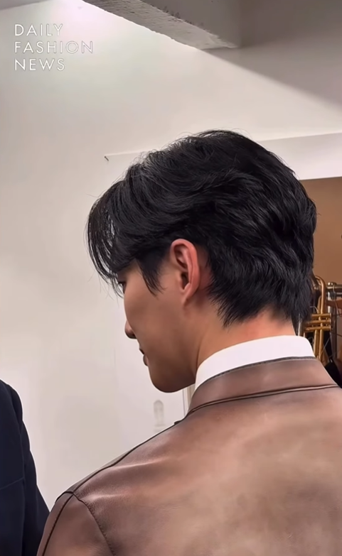 260121 IG dailyfashion_news

🖇️instagram.com/p/DTyK4q4klUX/

🐧🫠🫠😍😍👏👏

#이준호 #LeeJunho #Berluti #O3Collective #O3CLTV #ParisFashionWeek #FW26