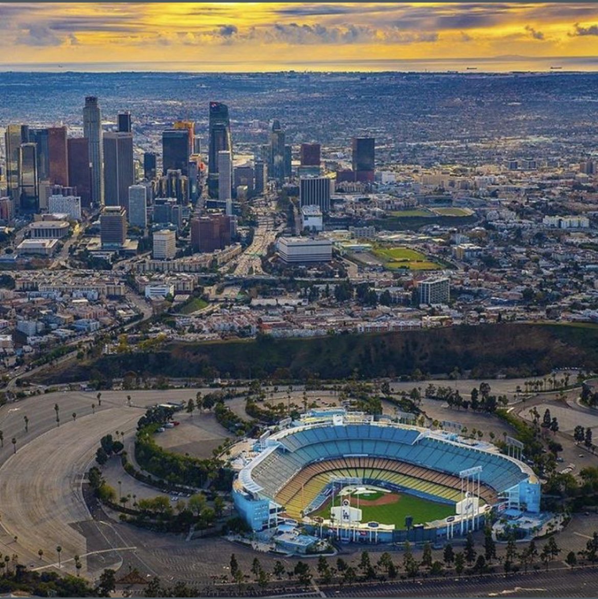 nut_history's tweet image. I don’t know what’s more beautiful, the Los Angeles Dodgers roster or their stadium.