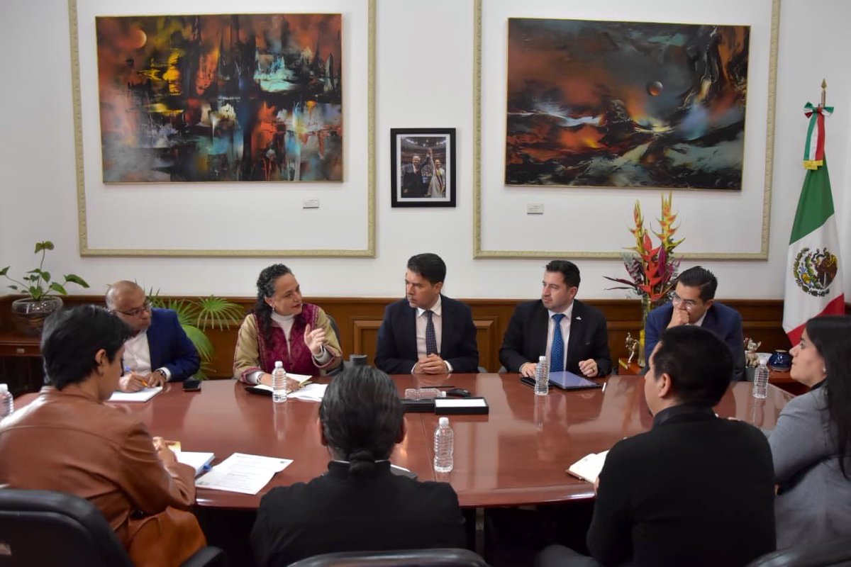Sostuvimos una mesa de trabjo entre la #COMAR y el #RENAPO  para garantizar una atención integral y el derecho a la identidad de las personas  refugiadas y con protección complementaria en #México, con enfoque de #DDHH.

En este espacio participaron el titular de la Unidad de
