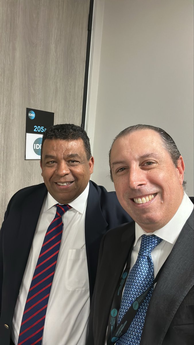 RizekJa's tweet photo. Muy triste por la partida de mi profesor, colega y amigo Juan Manuel Guerrero. Son de esas personas llenas de luz que solo esparcen alegría en la Tierra. Esta foto es testimonio de uno de nuestros últimos encuentros profesionales, donde servimos como expertos en barras adversas https://t.co/eI7qn4GhpC