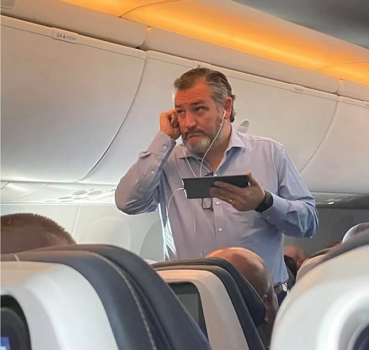 al_kenobi's tweet photo. You know itโs going to freeze when @tedcruz leaves the state. #CancunCruz #TedFled https://t.co/LkOFJWAQSq