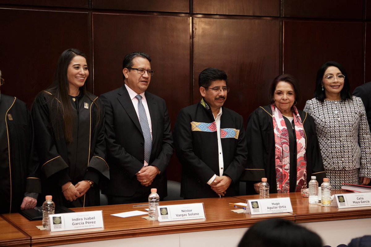 Hoy el subsecretario de Gobierno <a href="/FadlalaAkabani/">Fadlala Akabani</a>, acudió al 1er Informe de la Presidenta del Tribunal de Disciplina Judicial <a href="/CeliaMayaGar/">Celia Maya</a>, 
quién aseveró que la tarea de dicho órgano es que las resoluciones del <a href="/SCJN/">Suprema Corte</a> y el <a href="/tdjmex/">Tribunal de Disciplina Judicial</a>, se apegan a derecho.