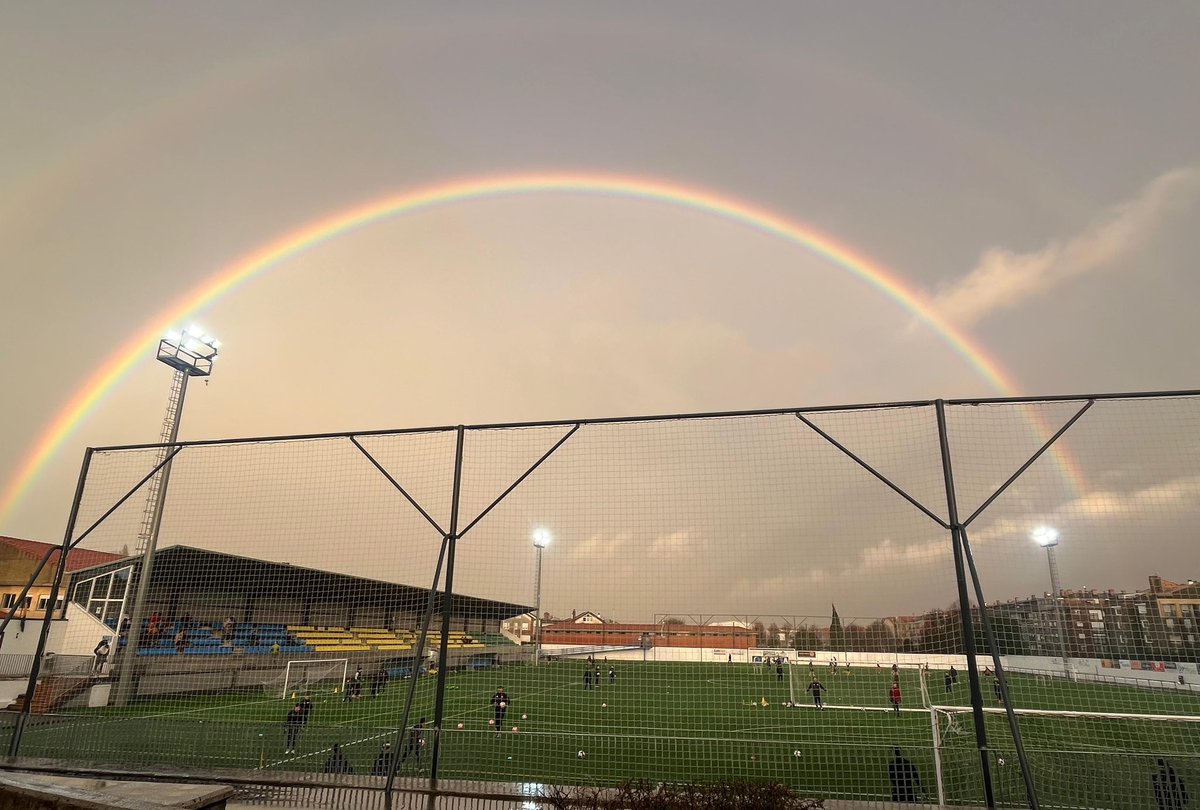 bekeeperacademy's tweet photo. 🌈  Espectacular instantánea tomada por un papá de nuestra academia esta tarde en nuestra sede de Bezana 🌧️ 💨 https://t.co/W1lpxm6L7X