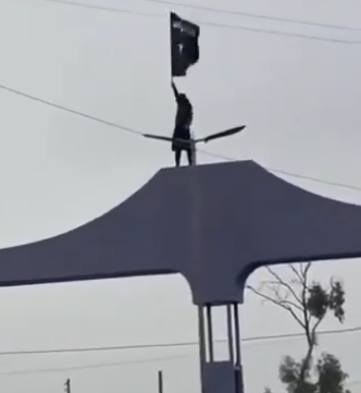 🇸🇾 Virs Rakas esot pacelts ISIS karogs, liecina neapstiprināts foto attēls.