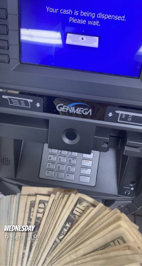 PyrexCooka's tweet image. dont come in my dms tryna argue wit me broke ass hoe😭 video old as shit folks jus reuploaded ts da 3rd