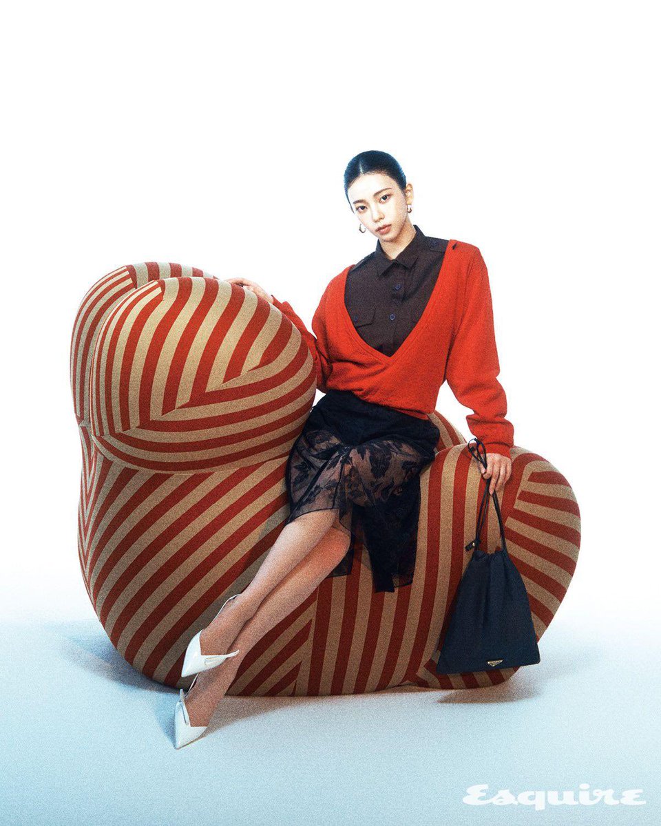 KARINA_mgall's tweet image. 에스콰이어 코리아 #카리나

한 달에 한 번 엄마와 책으로 필사한 메모를 주고받으며 연습생 시절을 보낸 유지민은 각성해 카리나가 되었다. 그런데 카리나가 각성하면 뭐가 될까? 프라다와 카리나가 함께 한 에스콰이어 인터뷰.

프라다 앰배서더 카리나가 여행을 떠날 때 세권의 책을 챙기는 이유(1)…