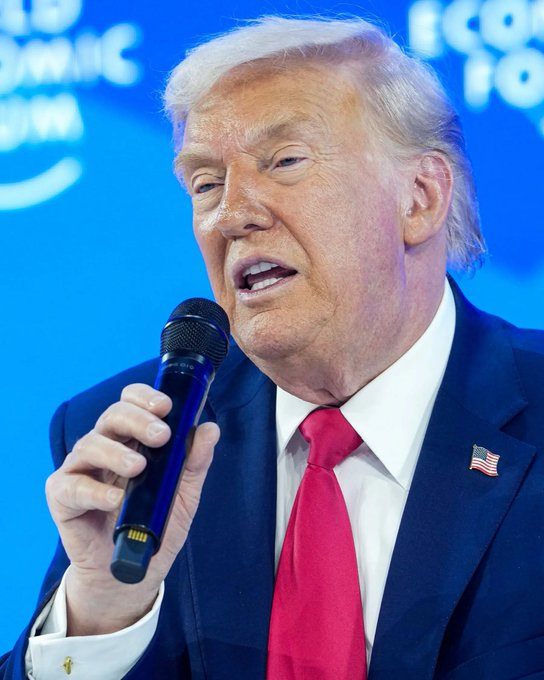 72 minutos. 72 minutos de delirio, transmitidos en vivo a todo el mundo.  72 minutos del presidente de Estados Unidos confundiendo Groenlandia con Islandia. Varias veces. Mientras explica por qué quiere comprarla.  Durante 72 minutos, amenazó a Dinamarca, un aliado de la OTAN,