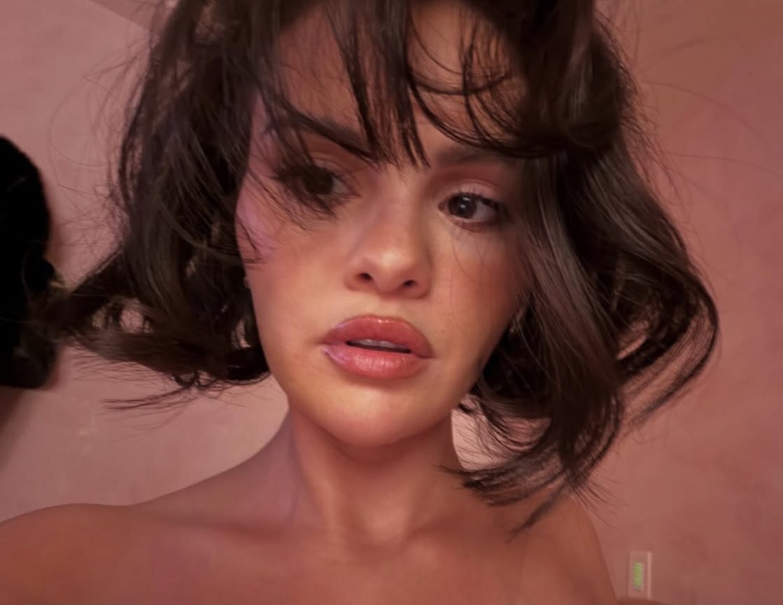 PopBase's tweet image. Selena Gomez stuns in new selfies.
