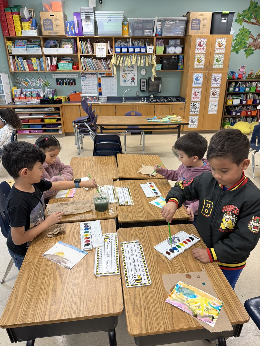 SterlingElemen1's tweet photo. Our 1st Graders created their watercolor sun paintings to go with their end of unit poem about what the sun sees!! 🎨 ☀️ @CharMeckSchools  @ELeducation  #sterlingpride🐯 #Crew89 #firstgrade #LevelUP⬆️ https://t.co/Zf1s6z7Btp
