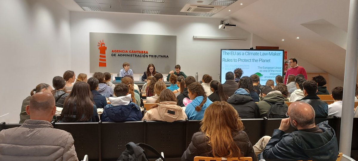 El alumnado de 4°ESO asiste a una conferencia organizada por la oficina Cantabria Europa del Gob.Can para conocer las políticas europeas en materia de ecología y sostenibilidad. Les acompañaron estudiantes Erasmus en movilidad en el <a href="/IES_Cantabria/">IES Cantabria</a>.