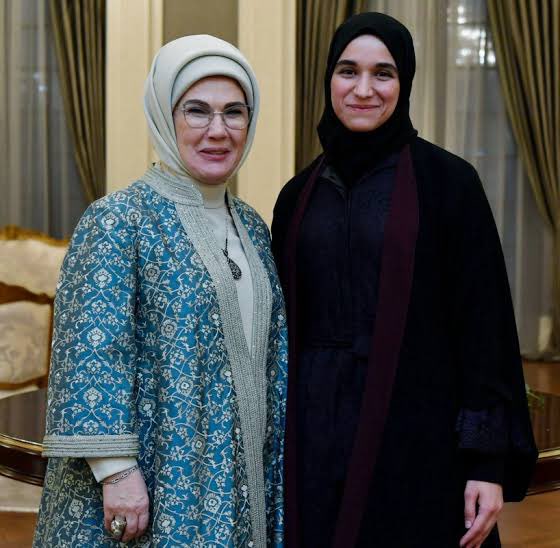 gece gece ogrendigim bilgiye bakin
Ahmet Şara’nın eşi Latife el Durubi’nin dedesi Alaeddin El Durubi, II. Abdülhamid’in doktoruymuş. Aynı zamanda Osmanlı’nın Suriye valisiymiş.