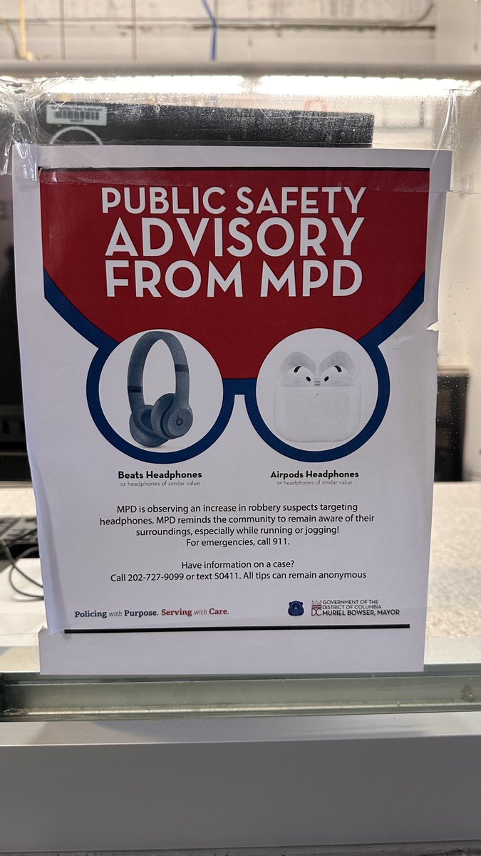 TheDMVLive's tweet image. A PSA from DC Police:

“MPD is observing an increase in robbery suspects targeting headphones” #DCCrime