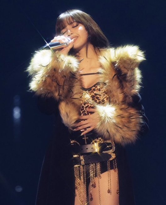 Amz1881's tweet image. This is THEE lisa photo