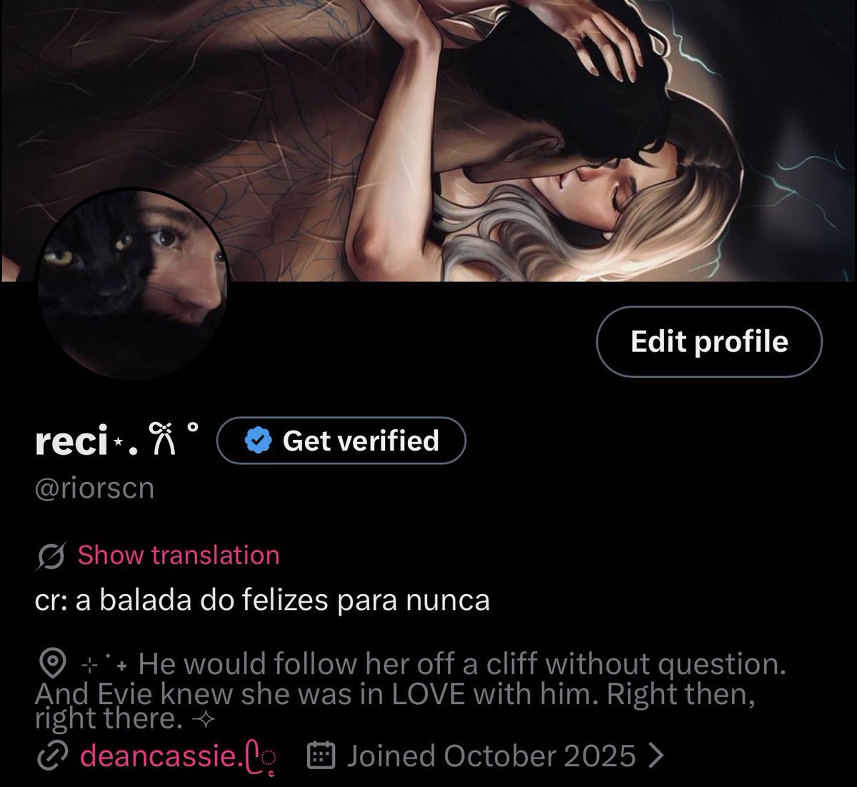 TWITTER ROSA COMBINANDO COM Q MINHA LEITURA ATUAL QUE TEM  A CAPA ROSA