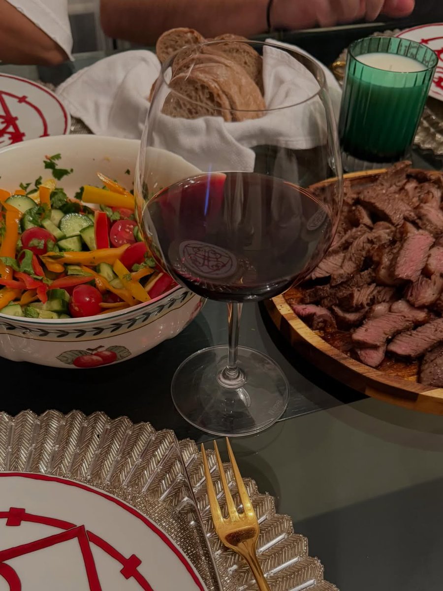 PerfectGirlb7's tweet image. Of course, you should enjoy good food when you're with friends🍷🍖🫓